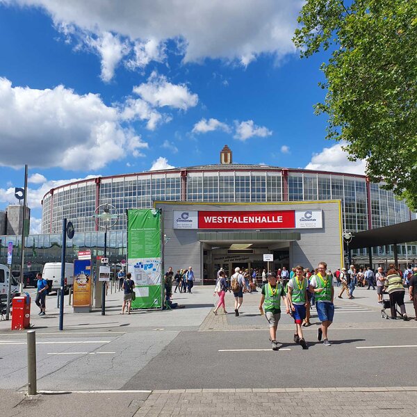Außenansicht der Westfalenhalle bei Sonnenschein