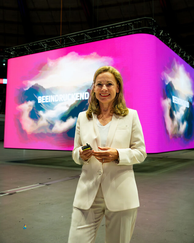 Sabine Loos, Hauptgeschäftsführerin der Westfalenhallen Unternehmensgruppe, nahm den neuen LED-Würfel offiziell in Betrieb.