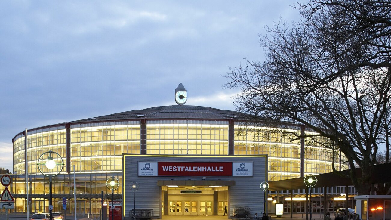 Beleuchtete Westfalenhalle Dortmund bei Dämmerung