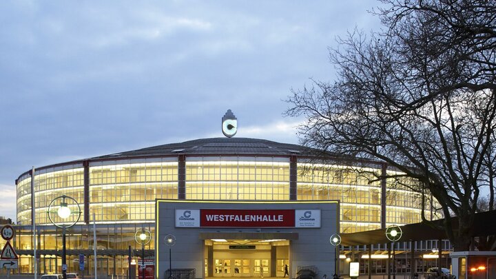 Westfalenhalle Dortmund - beleuchtete Halle in der Dämmerung