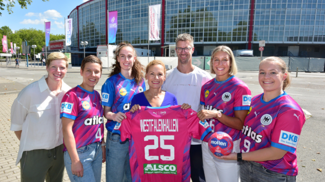 Auf dem Bild (v. l.): Clara Woltering (WM-Botschafterin und ehem. Nationalspielerin), Alina Grijseels (Nationalspielerin), Sarah Wachter (Nationalspielerinnen), Sabine Loos (Hauptgeschäftsführerin Westfalenhallen Unternehmensgruppe), Markus Gaugisch (Bundestrainer Frauen A), Dana Bleckmann (Nationalspielerin) und Lisa Antl (Nationalspielerin). 