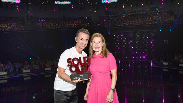 Sabine Loos übergab den Sold-Out-Award auf der Bühne an Florian Silbereisen. 